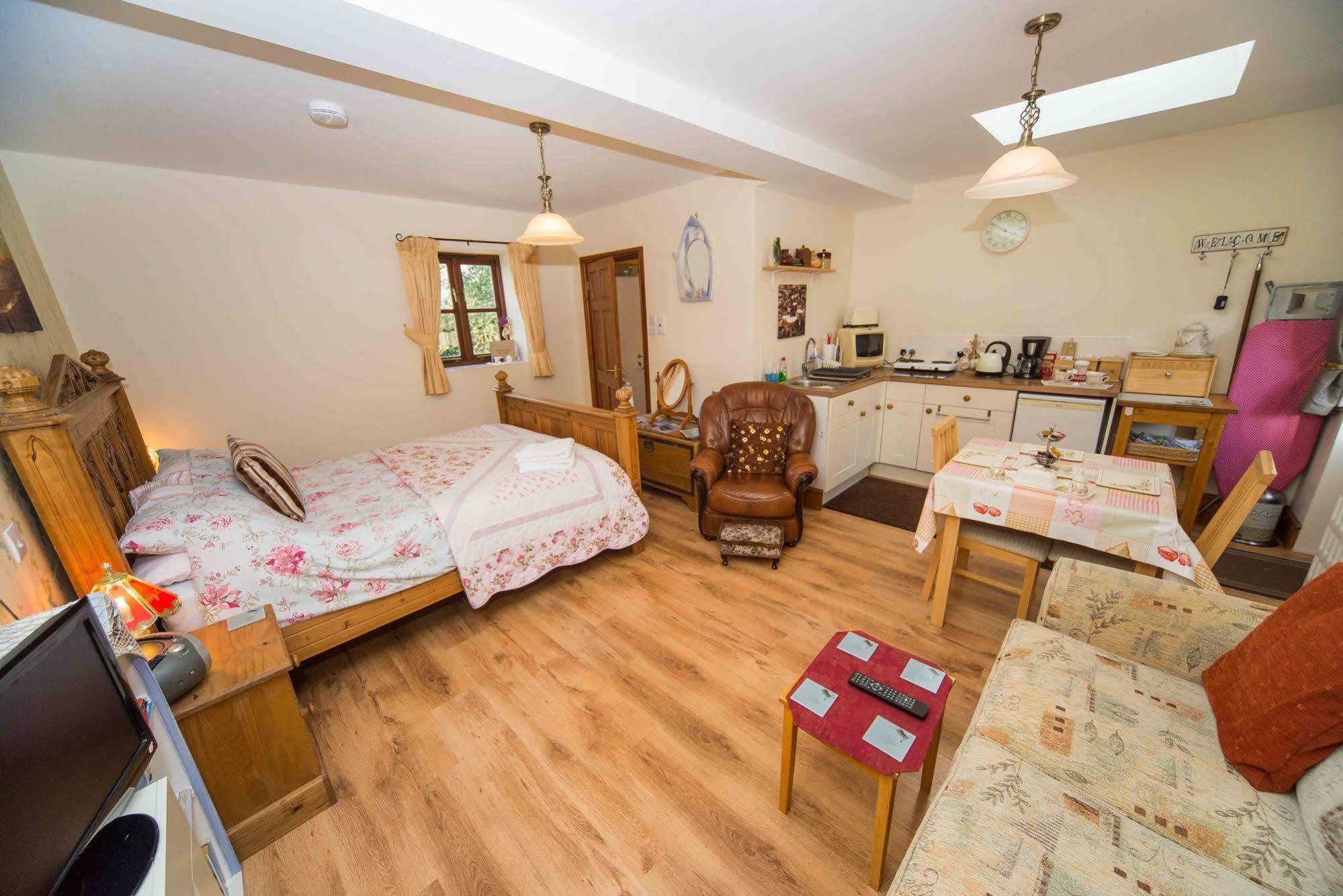 Stunning Countryside Views & Private Balcony! Cozy Room, 3 Miles To Lyme Regis - Free Parking & Wifi Axminster Buitenkant foto