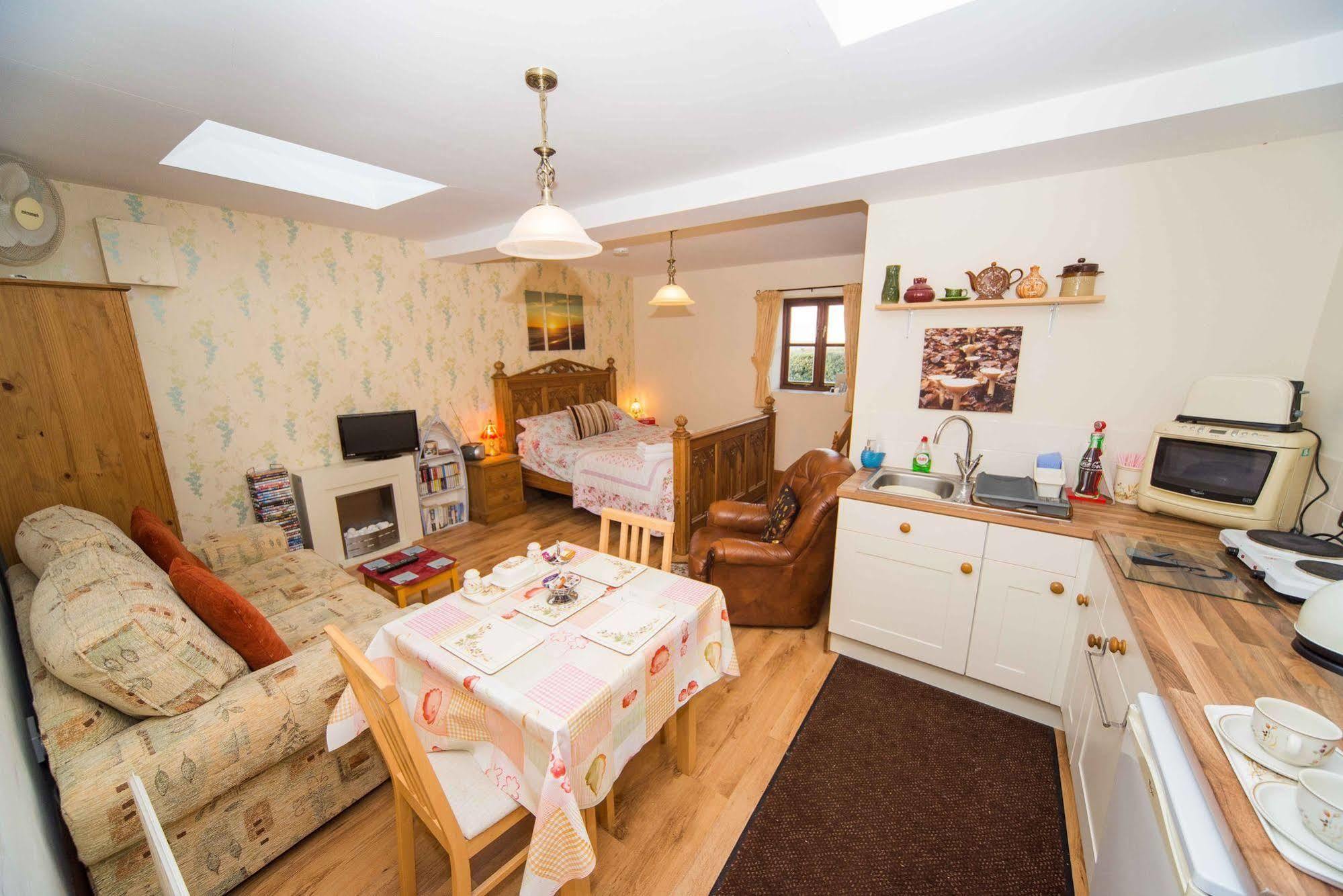 Stunning Countryside Views & Private Balcony! Cozy Room, 3 Miles To Lyme Regis - Free Parking & Wifi Axminster Buitenkant foto