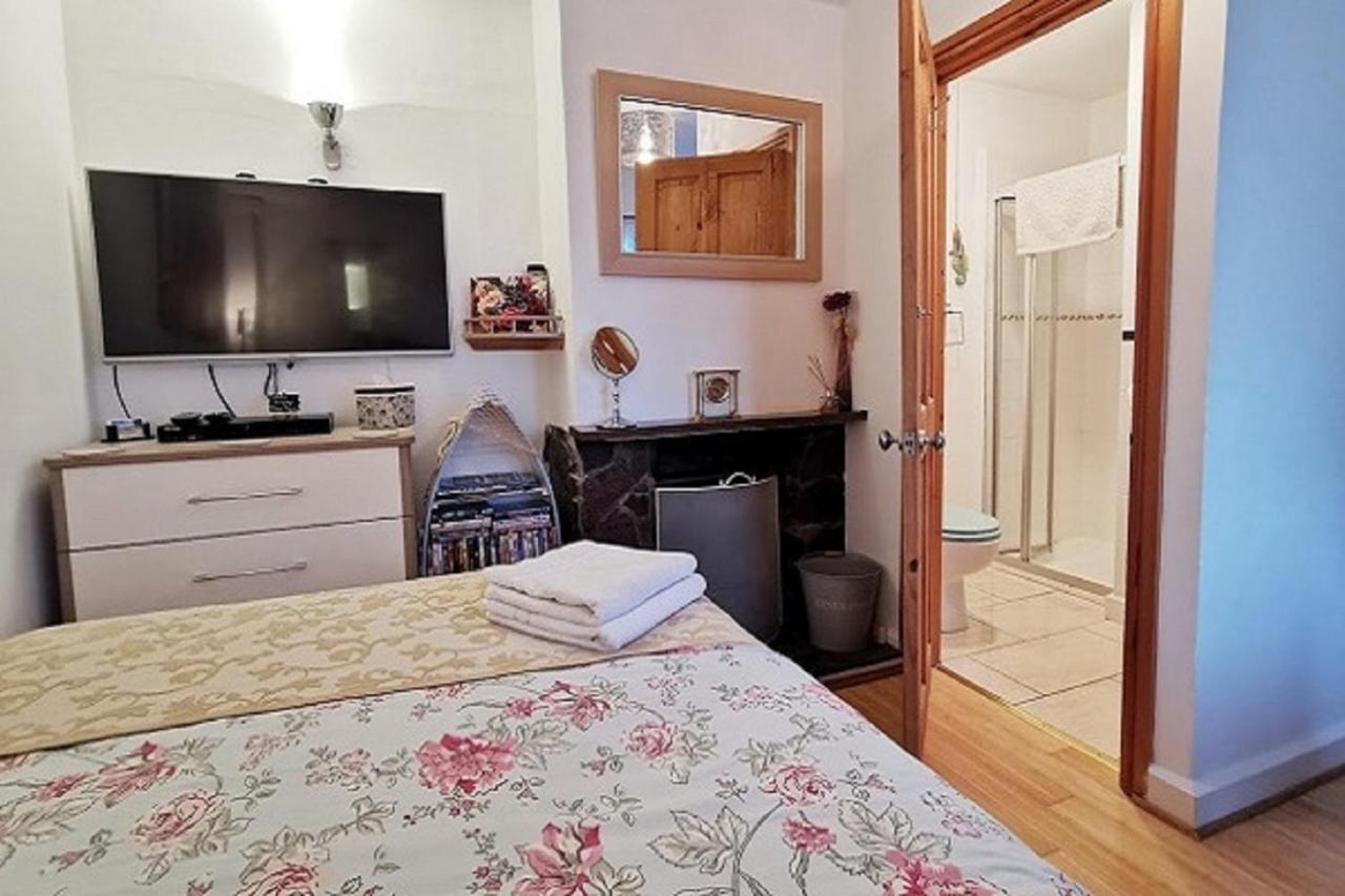 Stunning Countryside Views & Private Balcony! Cozy Room, 3 Miles To Lyme Regis - Free Parking & Wifi Axminster Buitenkant foto